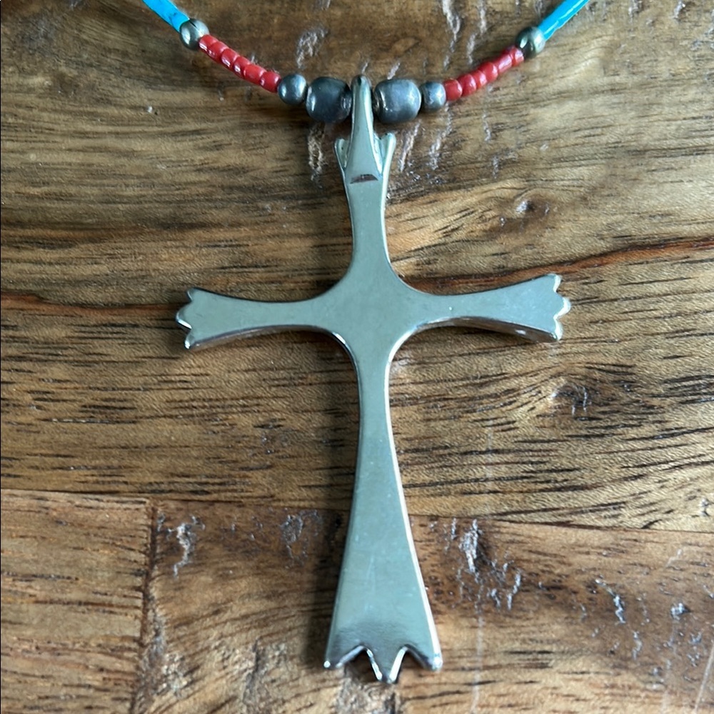 Handmade Elegant Sterling Silver Cross Pendant Necklace with Intricate Design - Picture 3 of 9
